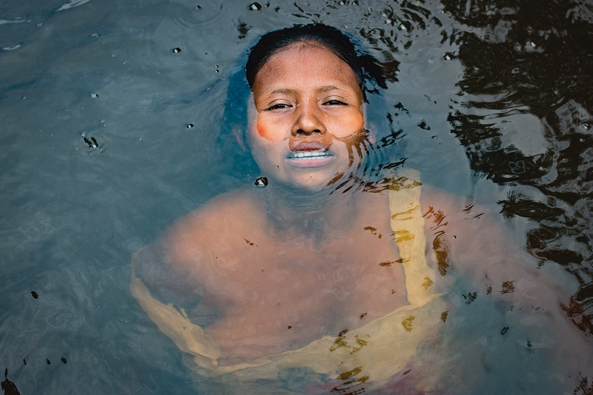 Alicia, mujer tikuna, personifica el nacimiento mítico de su comunidad en San Pedro de los Lagos, Amazonas, 2019. Foto de María Andrea Parra.