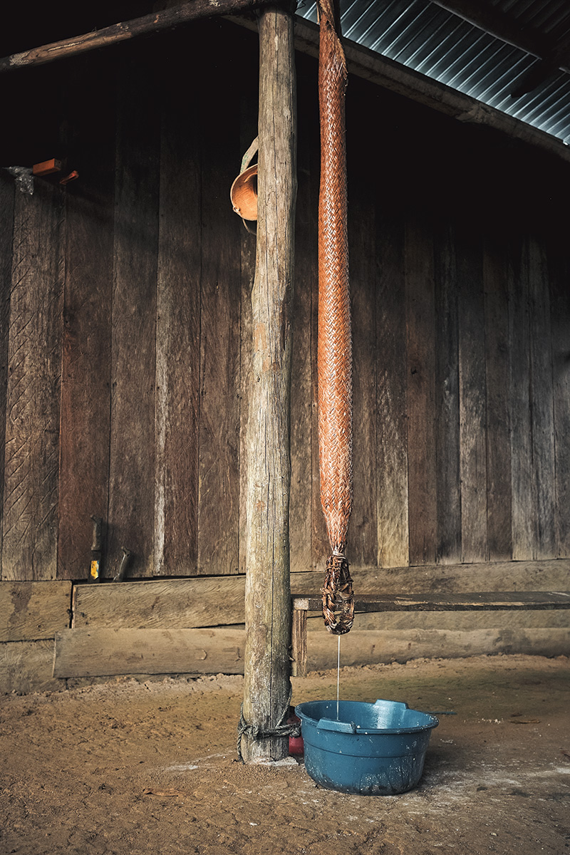 Un matafrío es utilizado como paso final para extraer el cianuro presente en la yuca brava, tubérculo tradicional de la Amazonía y base de la alimentación indígena, 2020. Foto de María Andrea Parra.