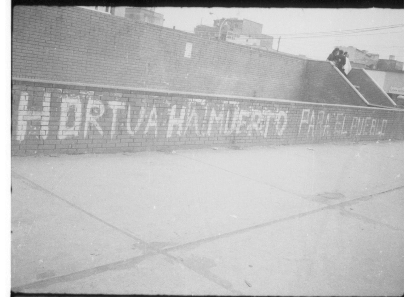«Hortúa ha muerto para el pueblo, 1974». Fotografía de Rodrigo Bonilla y Fabio Medellín, de la colección particular de Rodrigo Bonilla.