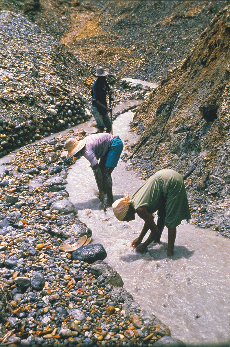 La principal extracción aluvial de platino en América Latina (junto al oro como metal asociado) está en el departamento del Chocó. En la foto, mineros de Condoto separan artesanalmente el oro del platino. 1999. Foto de Jairo Escobar .