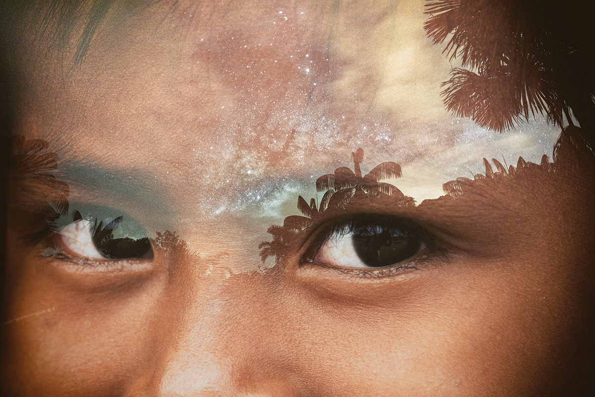 Ojos de un niño Tikuna con un cielo amazónico. De la serie Amazonas profundo, 2017. Foto de Lorena Velasco.