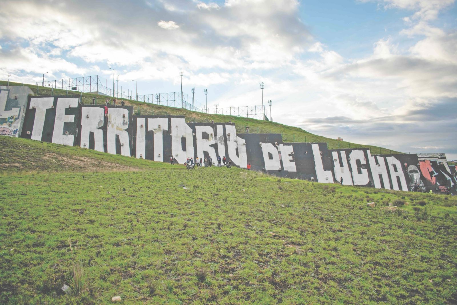 Mural realizado por jóvenes de la localidad en el parque Altos de la Estancia, en el marco de la iniciativa distrital Ruta de Murales — Alto al Genocidio, Defendemos la Juventud. Foto de Duvan Alonso Espinel, 2020.