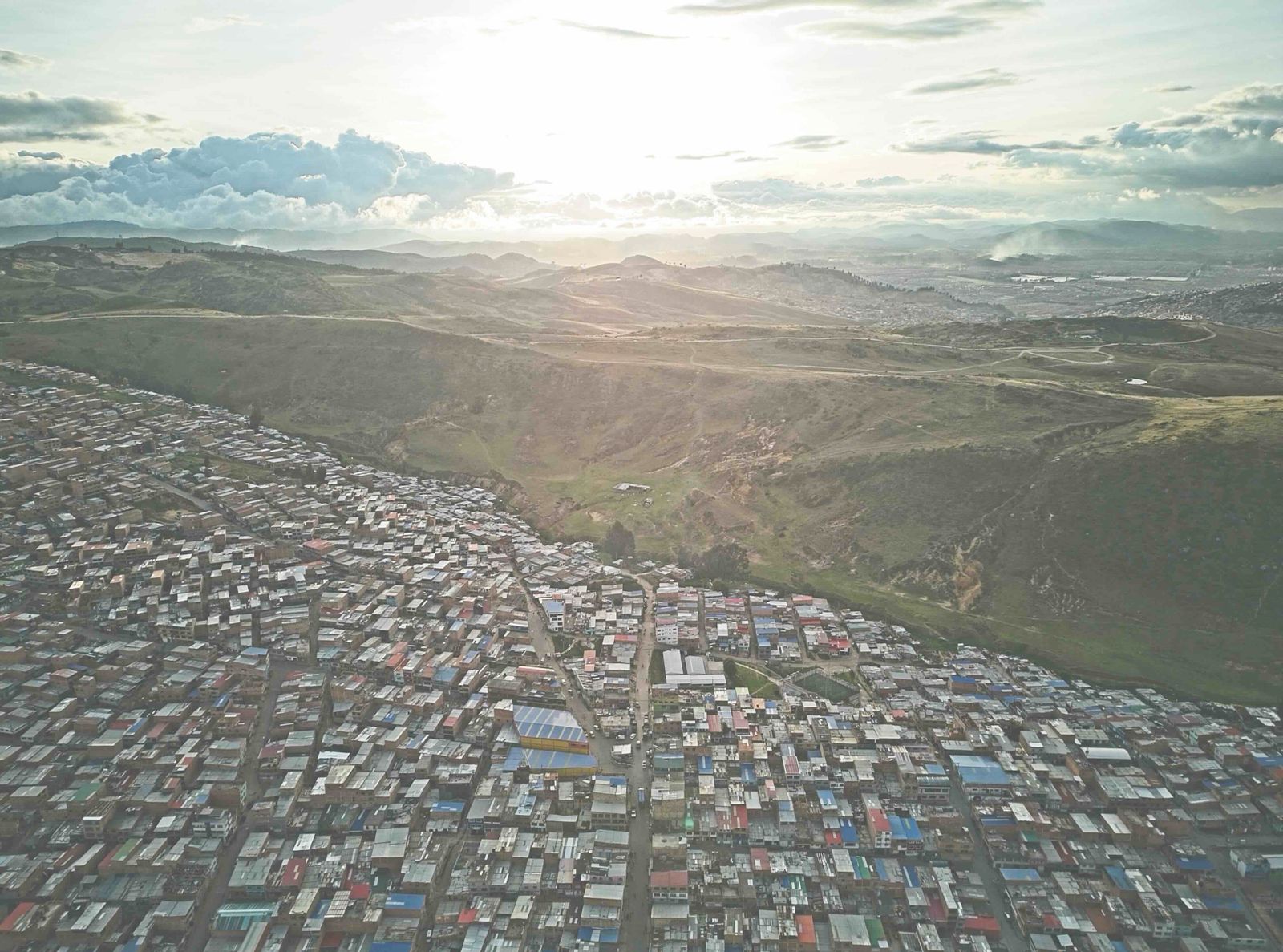 El Museo de la Ciudad Autoconstruida (MCA), situado en Ciudad Bolívar, es un proyecto desarrollado desde el Museo de Bogotá del Instituto Distrital de Patrimonio Cultural (IDPC). El Museo es una plataforma que cuestiona e interpela los estereotipos y estigmas que existen sobre Ciudad Bolívar, y en él se han desarrollado procesos de defensa de los derechos humanos, el cuidado del medioambiente, la promoción de la educación alternativa, de reconocimiento a la biodiversidad y la construcción social del hábitat, entre otros. Fue diseñado por el arquitecto Iván Darío Quiñones Sánchez en 2022. Foto de Michael Ramírez, 2023