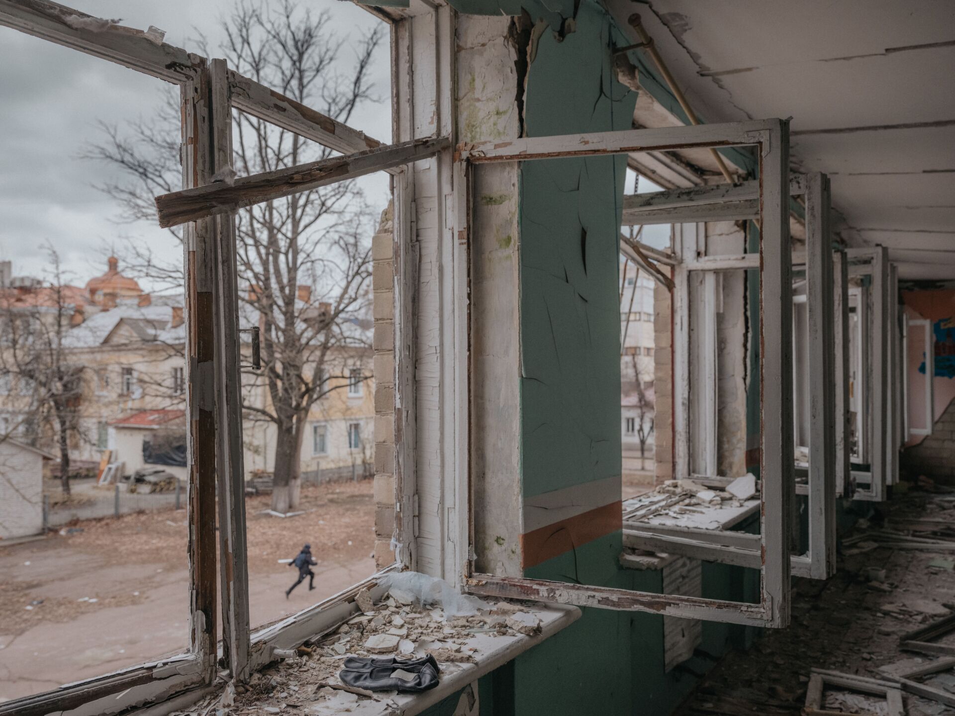 18 de marzo de 2023. Las ruinas del Liceo #25 en Zhytomyr, destruido por un misil ruso el 8 de marzo de 2022.Foto de Juan Arredondo.