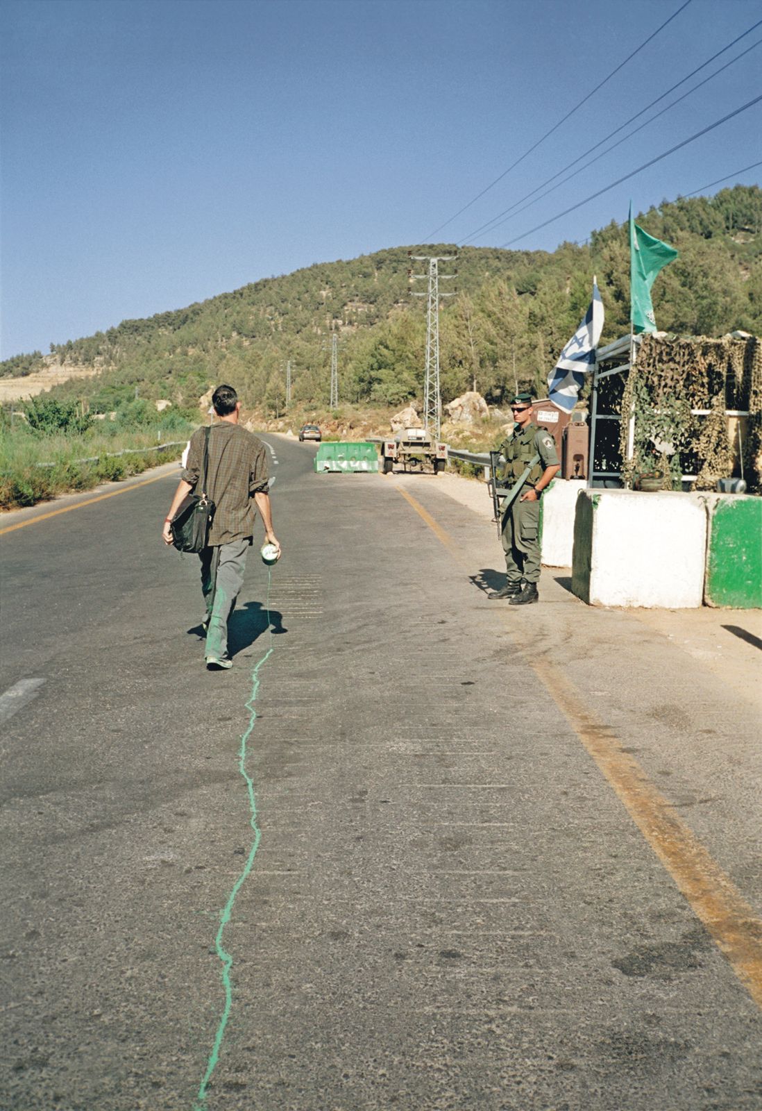 The Greenline, 2004, de Francis Alÿs. El artista belga-mexicano utilizó 58 litros de pintura verde y realizó una línea de casi 24 kilómetros, emulando la «Línea Verde» que atraviesa Jerusalén. Esta demarcación se estableció en el armisticio árabe-israelí de 1949, poco tiempo después de la creación del Estado de Israel, el 15 de mayo de 1948. Para los palestinos, en esta fecha la conmemora la Nakba [Tragedia].