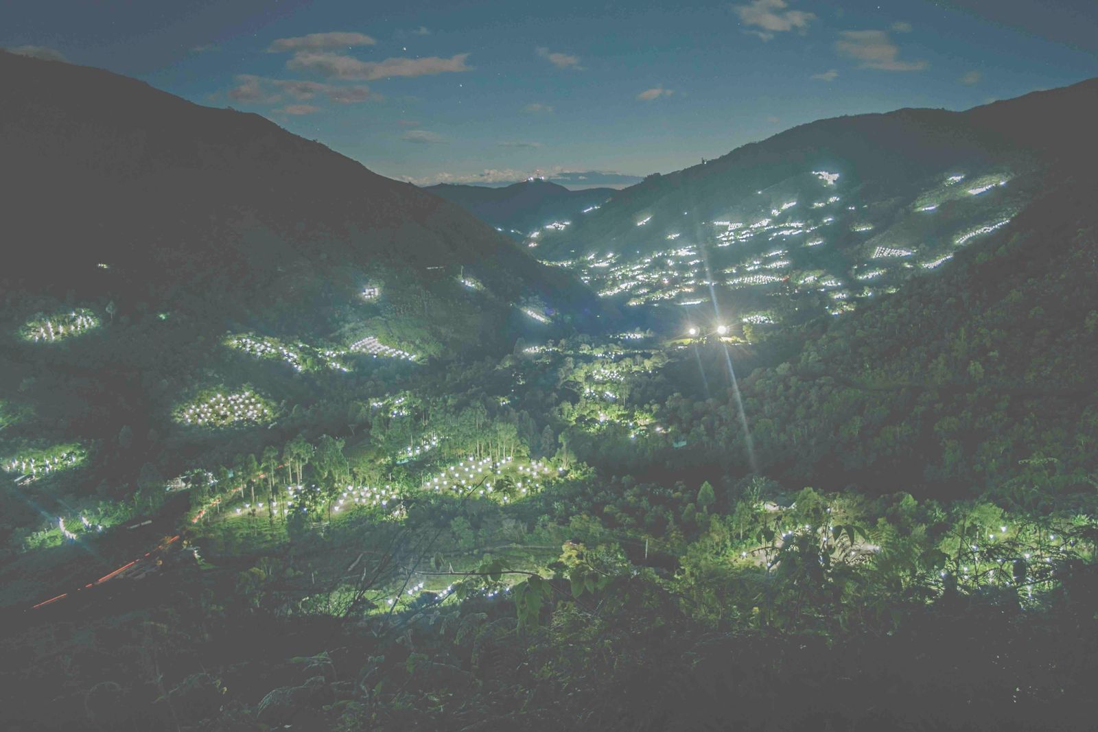 Vista panorámica tomada cerca de Toribío, donde los bombillos de los cultivos compiten con las estrellas. Al fondo se divisa Cerro Berlín, lugar emblemático de la lucha indígena, porque fue allí, en 2012, cuando las autoridades indígenas expulsaron a los militares ante la escalada de violencia en el territorio. Foto de Ariel Arango.