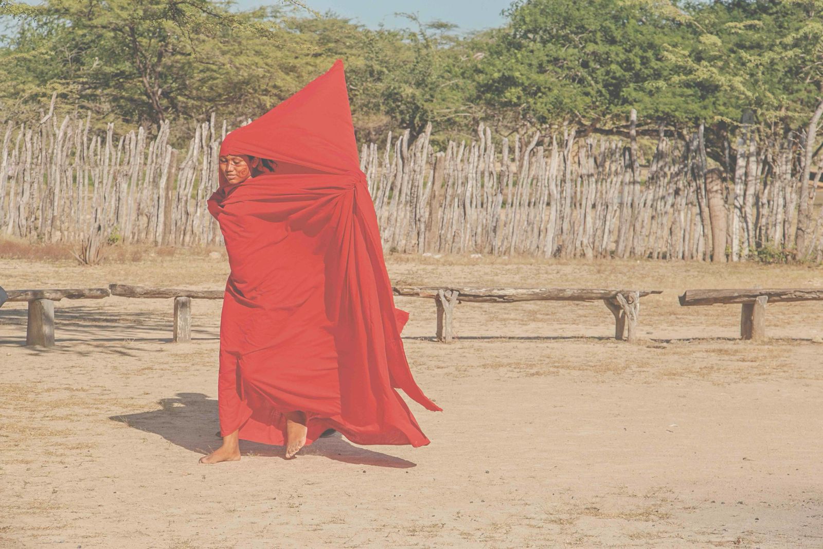 Una mujer ejecuta la Yonna, danza ancestral del pueblo Wayuu en el norte de La Guajira, Colombia. Este baile, cargado de simbolismo, celebra la espiritualidad y el legado de una cultura milenaria. Con cada paso, la Yonna honra el poder femenino y su vínculo con la madre naturaleza, siendo protagonista en celebraciones, pagamentos y momentos significativos de la vida wayuu. Foto de María Andrea Parra.