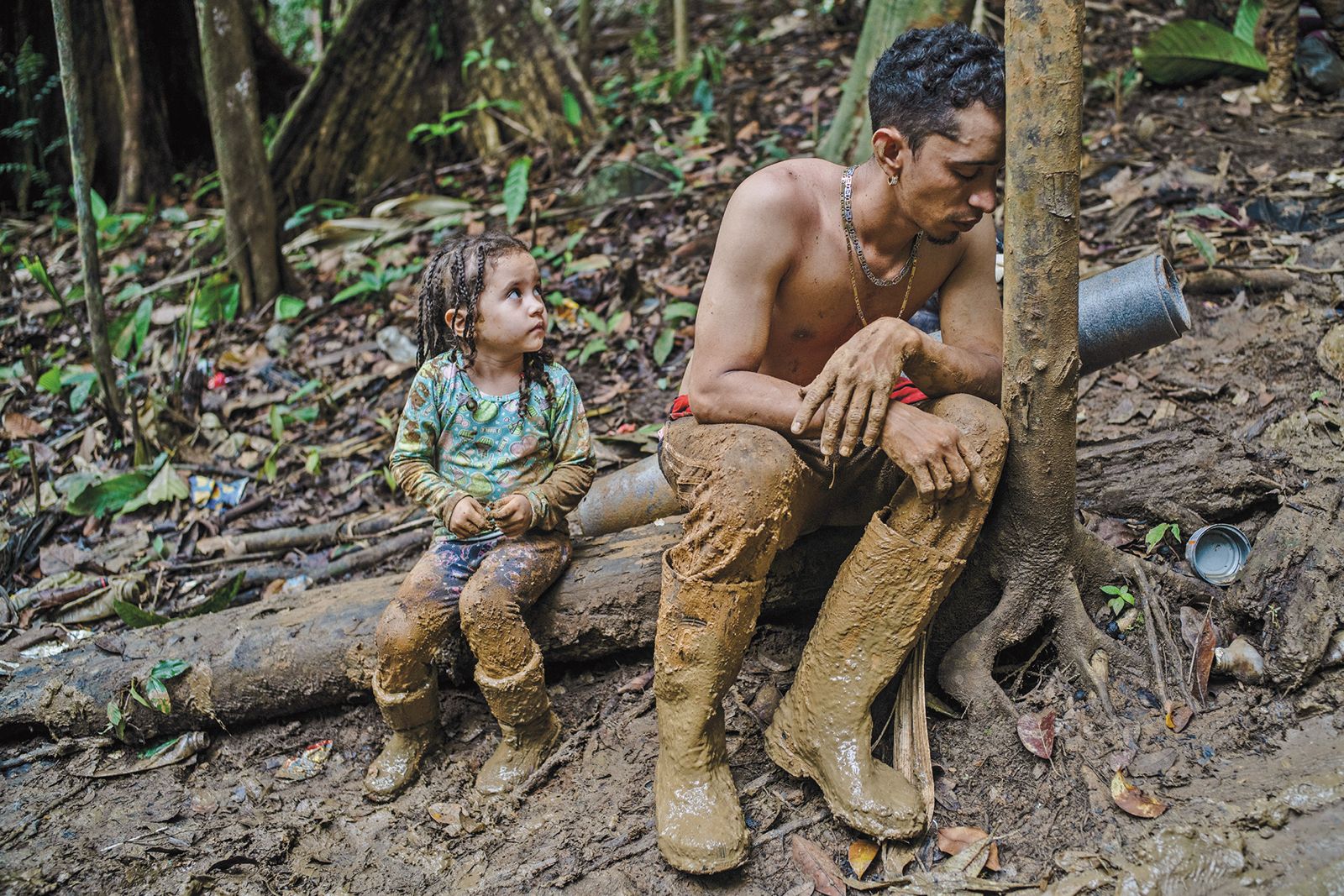 UNO: Tras dos días de travesía en la selva, Luis Miguel Arias ya estaba tan exhausto que no podía hablar. Melissa, su hija de cuatro años, veía desfallecer a su héroe. Con ellos estaban Desyree, su esposa; Luis Breyner, su hijo mayor; su suegra y su cuñado. Foto: Federico Ríos.