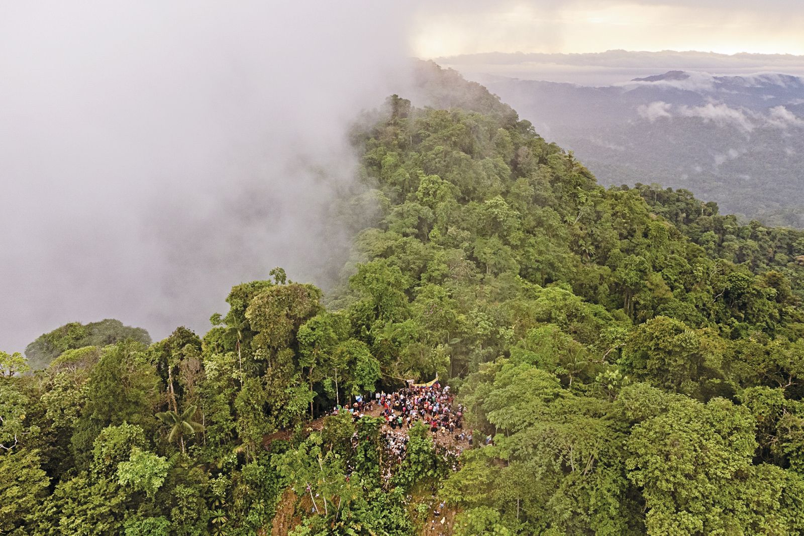 TRES: El Tapón del Darién es una franja de selva entre Colombia y Panamá. Una montaña sin vías con más de cien kilómetros de selva. Durante los últimos cuatro años, más de un millón de personas lo ha atravesado. El pequeño pueblo colombiano de Necoclí es la puerta de entrada a los migrantes de más de cien nacionalida des. Desde allí, una fundación ofrece los servicios, casi obligatorios, de guianza a través del tramo colombiano del Darién y marca con brazaletes a cada migrante como señal de que ha pagado para que pueda continuar el camino. Foto: Federico Ríos.