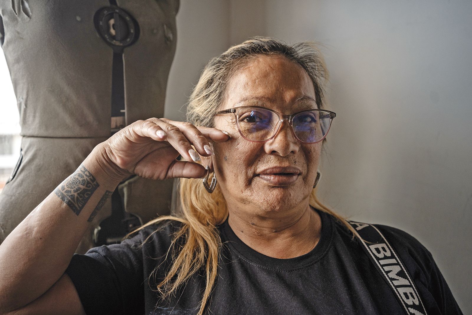 Coqueta es activista y fue cofundadora de la Red Comunitaria Trans, de donde salió para dar vida a La Casa de Lxs Locxs. Apoya a trabajadoras sexuales, personas habitantes de calle, madres cabeza de hogar, adultos mayores y jóvenes.