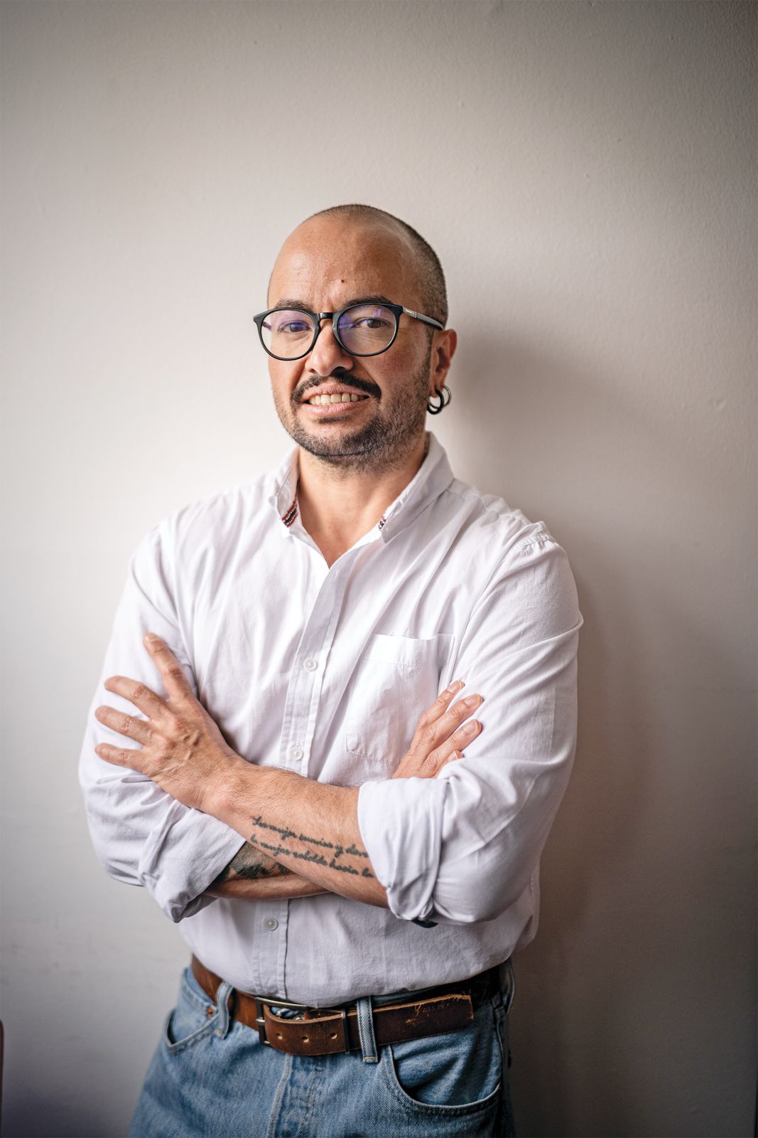 Lina Quevedo es sociólogo, activista trans y portavoz del Proyecto de Ley Integral Trans que actualmente suma más de dos años de trabajo, cuenta con insumos de derecho comparado y consultas a más de 1300 personas trans. Todos los retratos en esta conversación, de Diego Cuevas.