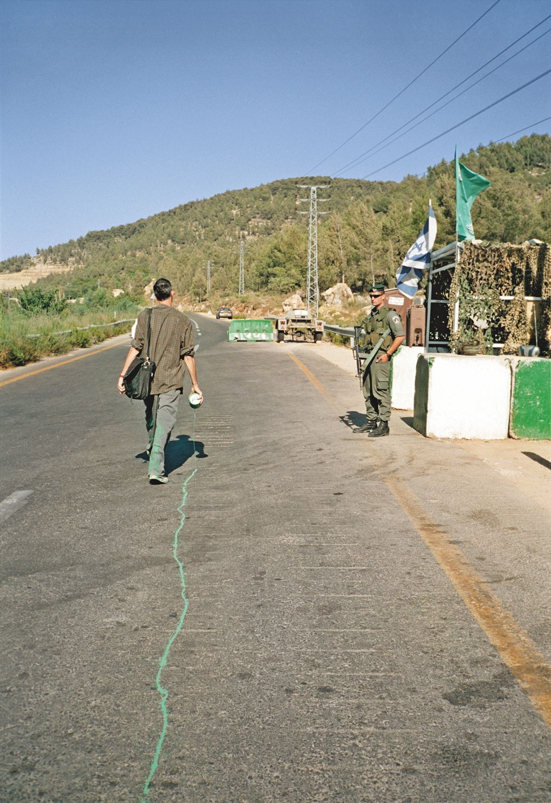 The Greenline, 2004, de Francis Alÿs. El artista belga-mexicano utilizó 58 litros de pintura verde y realizó una línea de casi 24 kilómetros, emulando la «Línea Verde» que atraviesa Jerusalén. Esta demarcación se estableció en el armisticio árabe-israelí de 1949, poco tiempo después de la creación del Estado de Israel, el 15 de mayo de 1948. Para los palestinos, en esta fecha la conmemora la Nakba [Tragedia].
