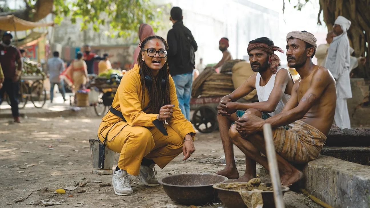 La directora estadounidense Ava DuVernay durante el rodaje de Origen, su última película, que, en parte, explora el sistema de castas en India a partir del libro Casta de Isabel Wilkerson. Foto de Atsushi Nishijima, cortesía de NEON, que distribuyó la película.