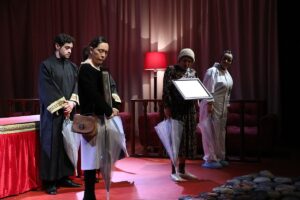 Mantener el juicio es una coproducción de la JEP con el Teatro Petra dirigida por Fabio Rubiano. Cuenta con Lucho Velasco como director asistente, y un elenco de actores que incluye a Marcela Valencia, Julián Román, Derly Neira, Lucho Velasco, Juan Diego Marín, Viviana Bernal, Jorge Iván Rico y Ana María Aguilera. Foto tomada de la página de la JEP.