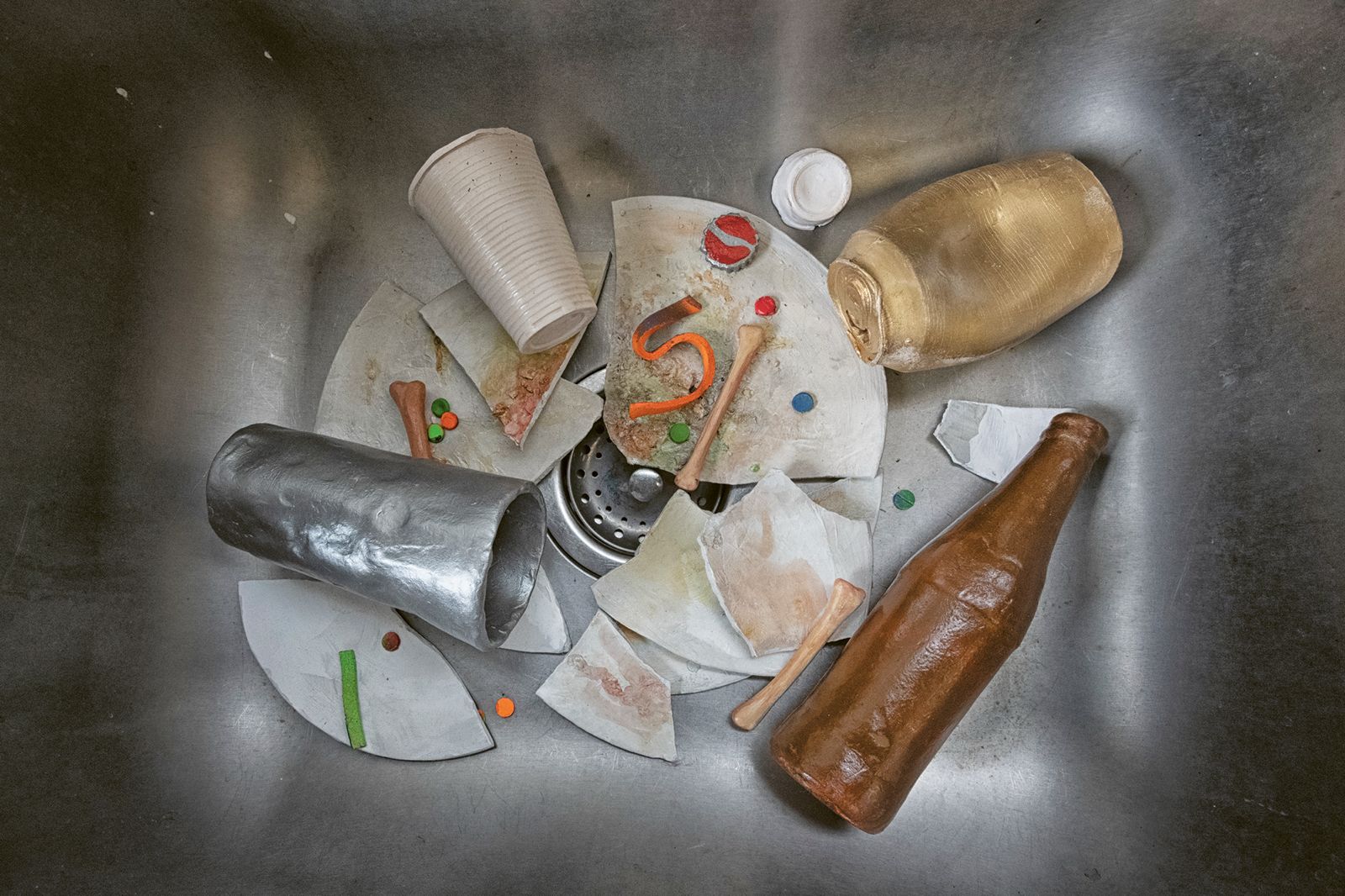 A todo el mundo le gusta la basura, 2019. Cerámicas de Francisco Toquica. Los restos de una fiesta eternizados en cerámica dan cuenta de la comida chatarra consumida y de la basura que produce. Alimento y detrito integran una dupla indivisible.