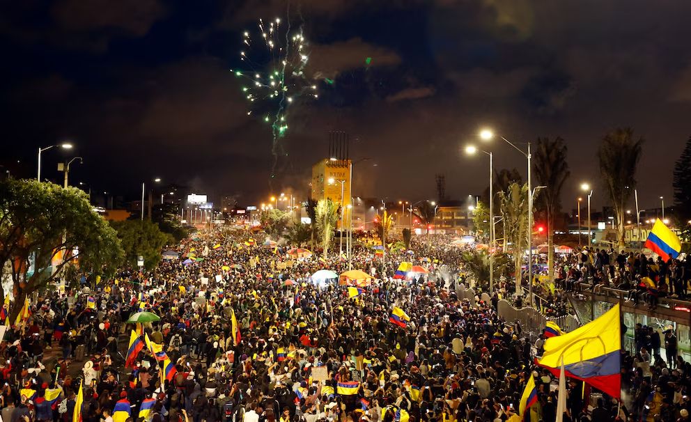 El Monumento a los Héroes, en Bogotá, fue uno de los núcleos de la protesta. Foto: Mauricio Dueñas Castañeda (EFE)