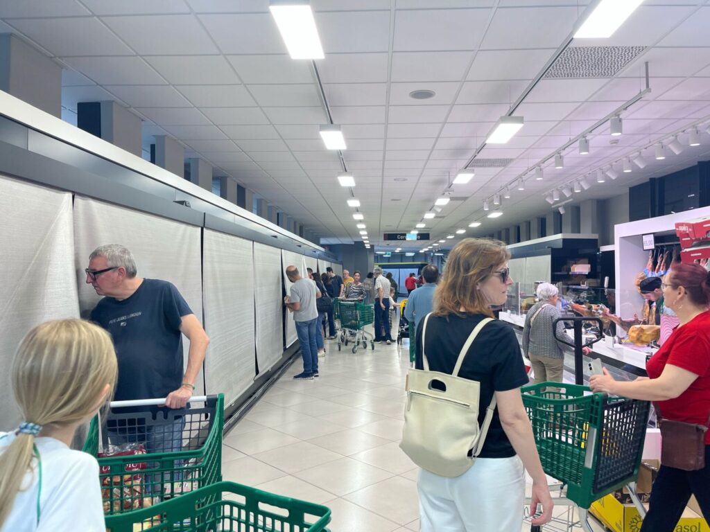 Mercadona de Murcia durante el apagón. Foto de <b>Aldo Conway</b>.