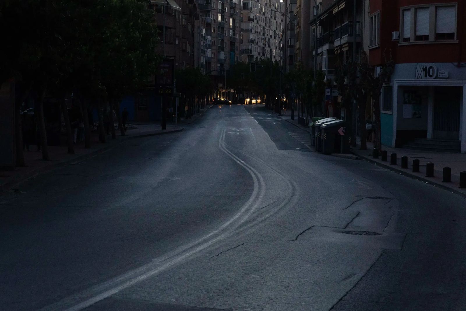 La calle de San Antón de Murcia quedó a oscuras debido al apagón que afectó a España el lunes 28 de abril. Foto de Marcial Guillén (EFE).
