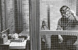 Álvaro Herazo en la jaula del VI Salón Atenas. Foto: cortesía del artista.