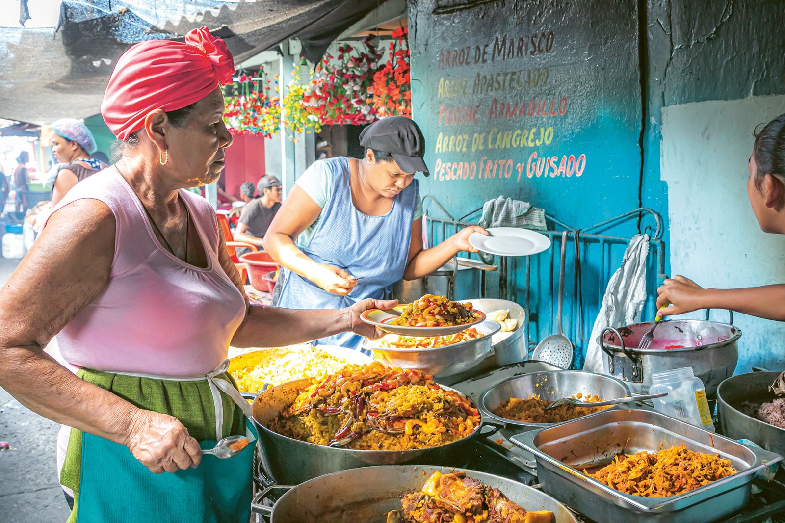 Puesto de comida en el mercado de Bazurto, Cartagena. Cocineras tradicionales preparan arroz de cangrejo. Foto de Alejandro Osses.