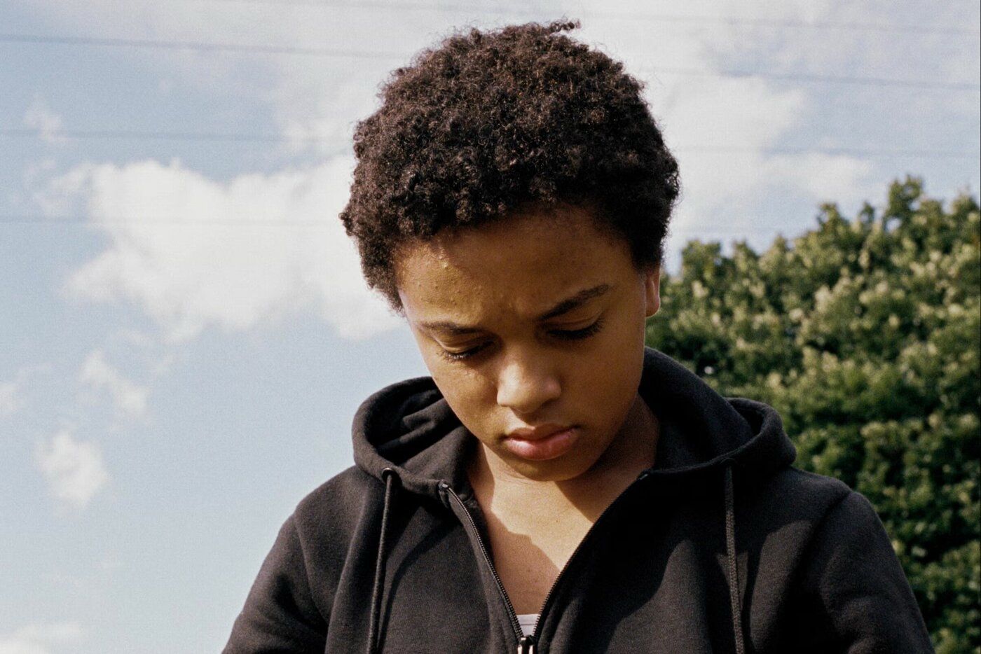 Fotograma de Bird (2024), de Andrea Arnold.