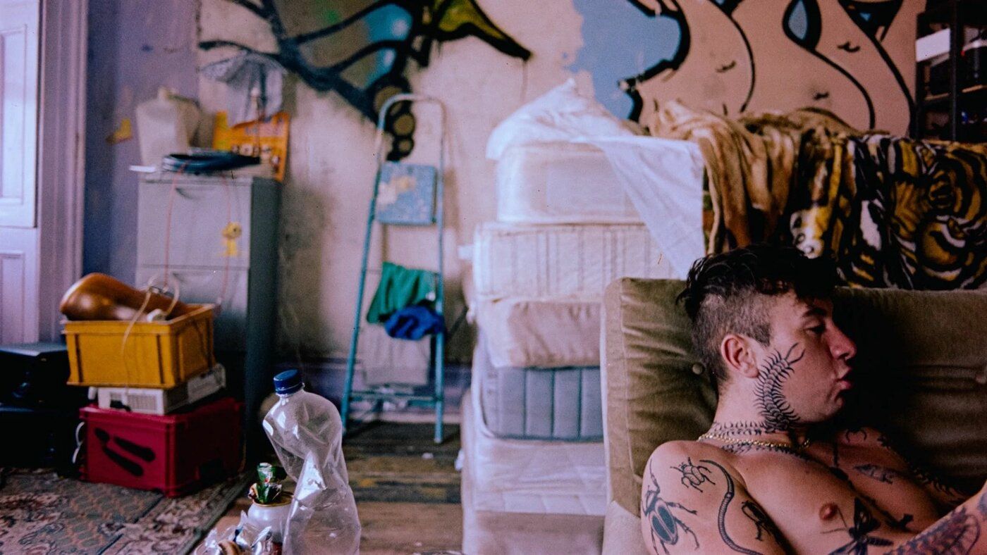 Fotograma de Bird (2024), de Andrea Arnold.