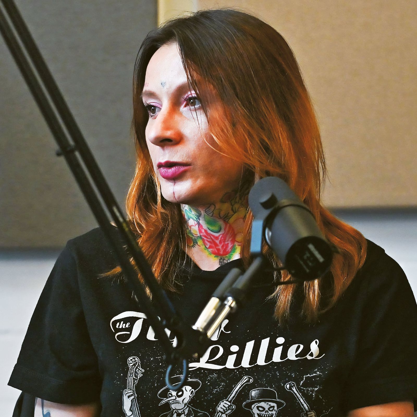 Katalina Ángel es artista de performance, productora audiovisual para cine y televisión, vocalista de la banda Radamel 666, defensora de los derechos humanos y directora de la fundación Red Comunitaria Trans.