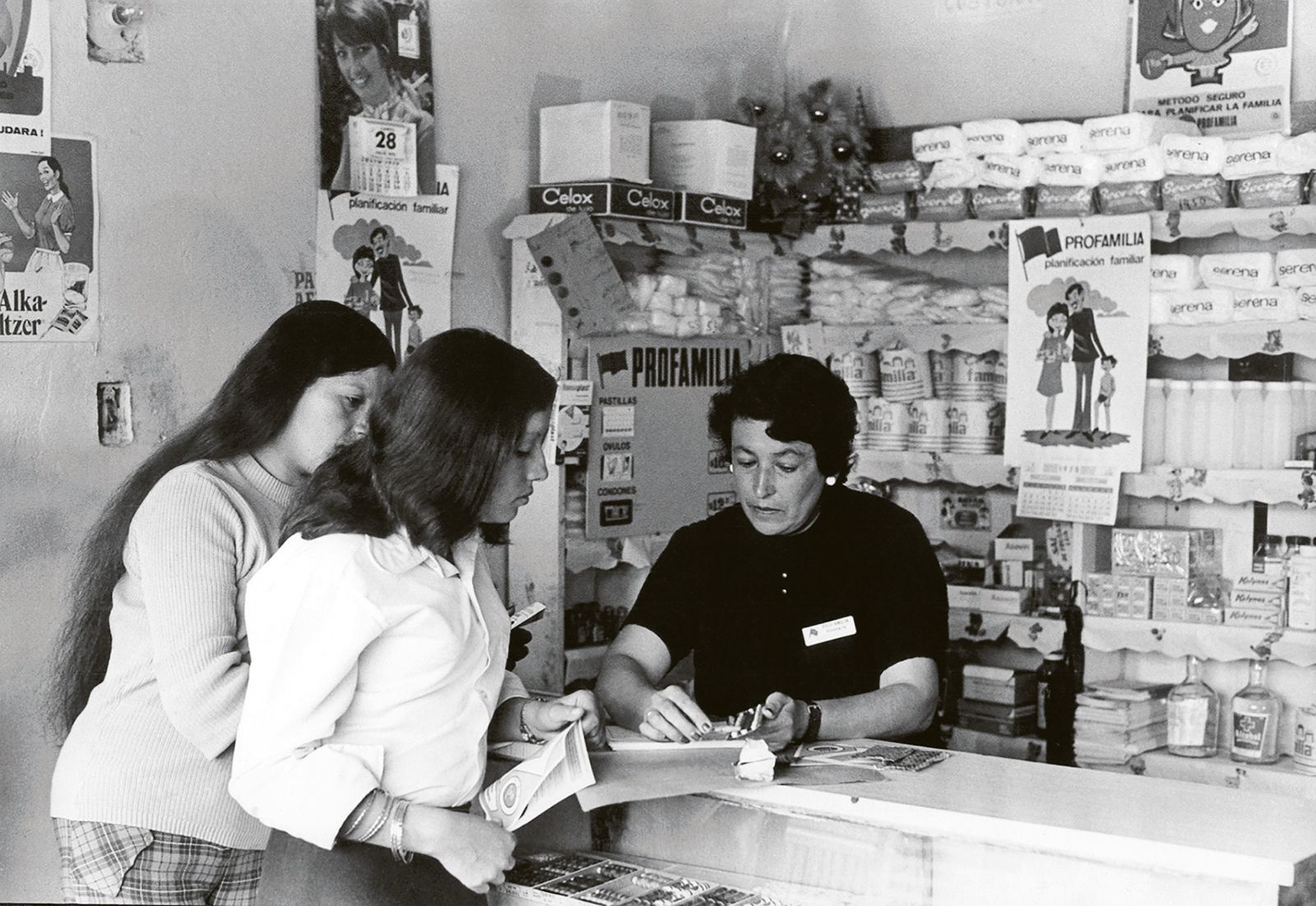 Distribución comunitaria de métodos anticonceptivos. Profamilia los ofrecía en lugares distintos a farmacias para que las mujeres pudieran ir sin ser juzgadas.