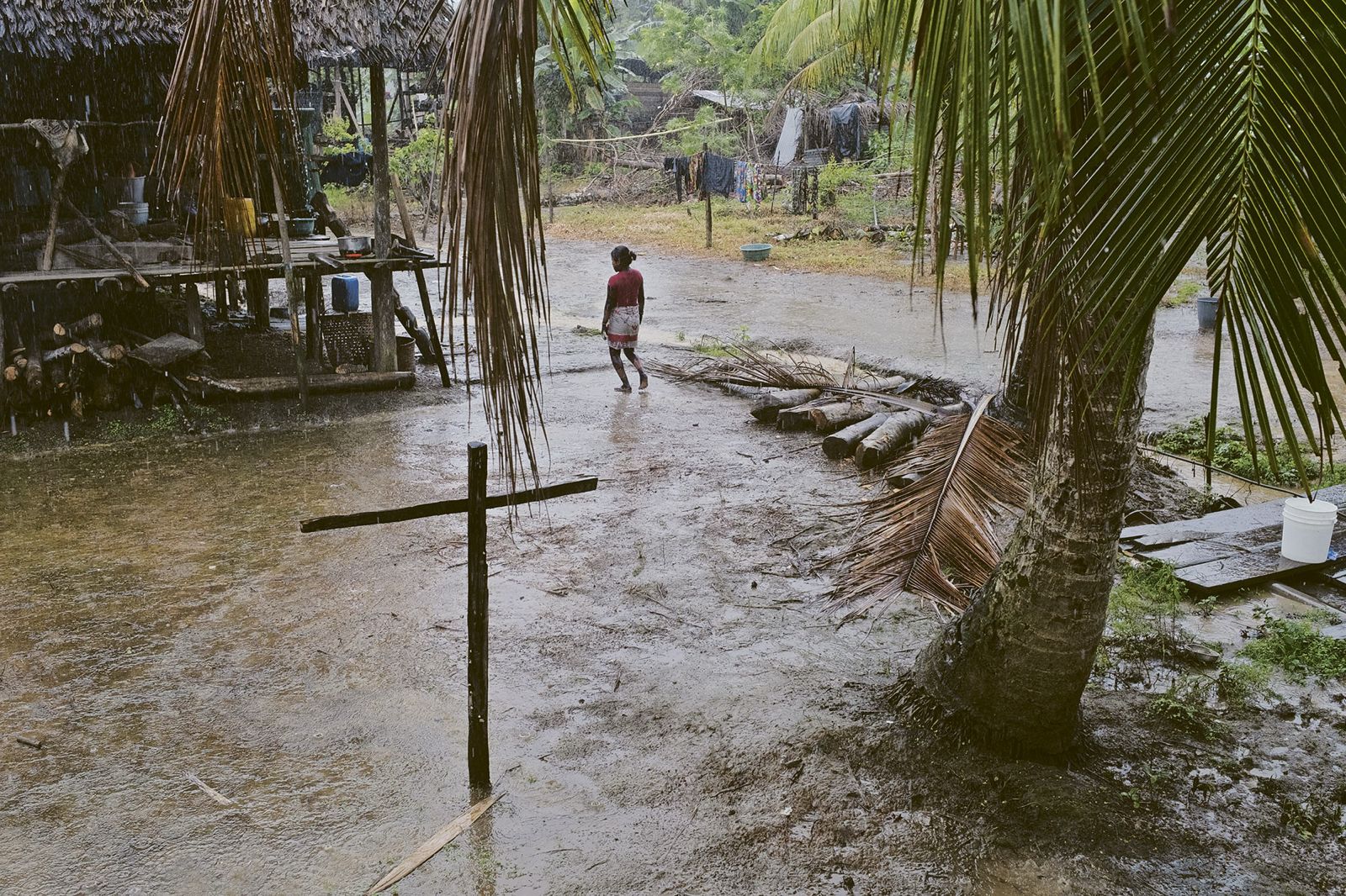 En Colombia se han reportado casos de VIH en la comunidad Embera. El primer caso confirmado en esta población se registró en el año 2000, en el departamento de Antioquia, específicamente en la comunidad Embera Chamí de Cristianía, municipio de Jardín. El VIH y la fase más avanzada de la infección (SIDA) es un problema de salud pública que afecta a diversas poblaciones en el país. Foto de Santiago Mesa, 2024.
