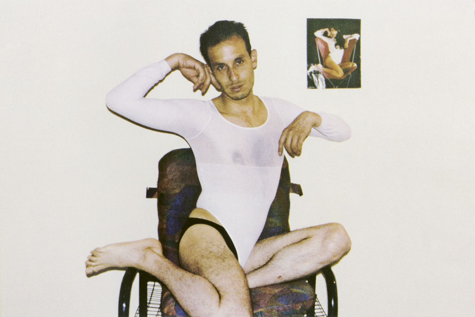 Nadia Granados. Arremedando, 2003. Una de veintiséis fotografías a color presentadas en la exposición «¡Un caballero no se sienta así!». Galería Santa Fe, Bogotá, 2003.