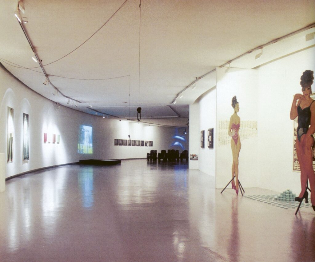 Vista de la exposición «Yo no soy esa». Galería Santa Fe, Bogotá, 2005-2006.
