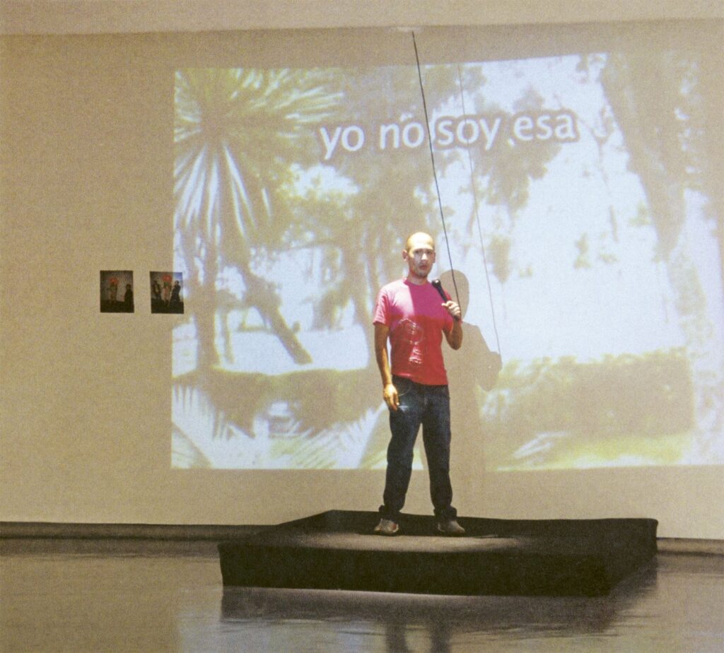 Vista del karaoke en la exposición «Yo no soy esa». Galería Santa Fe, Bogotá, 2005-2006.
