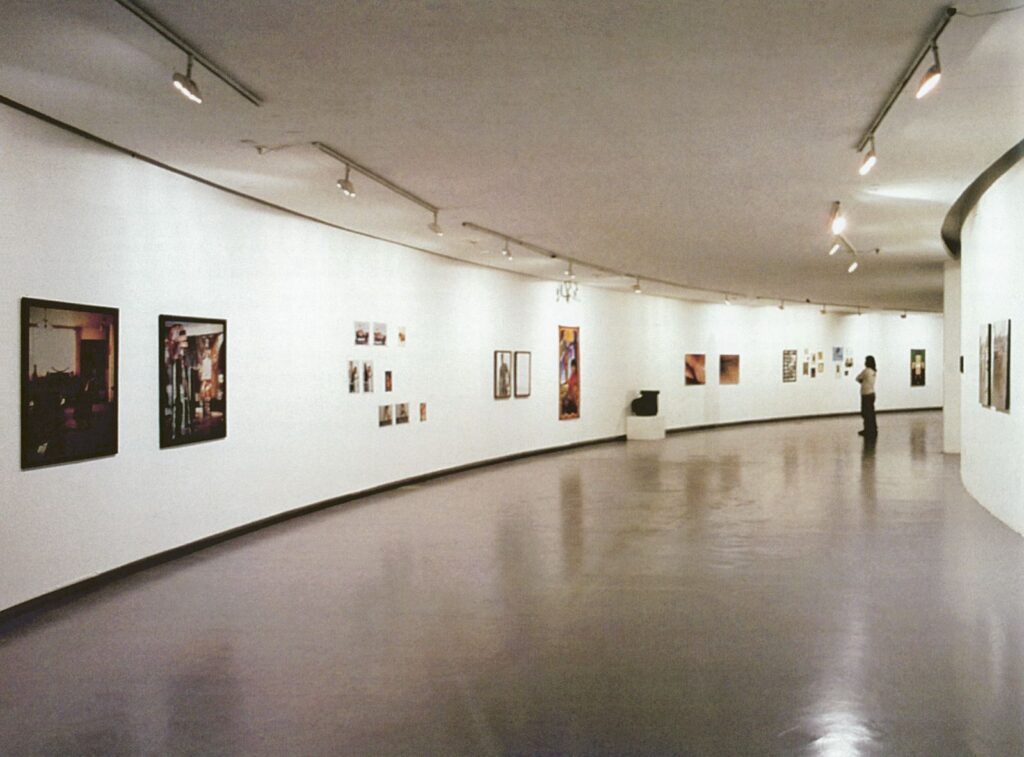 Vista de la exposición «¡Un caballero no se sienta así!». Galería Santa Fe, Bogotá, 2003.