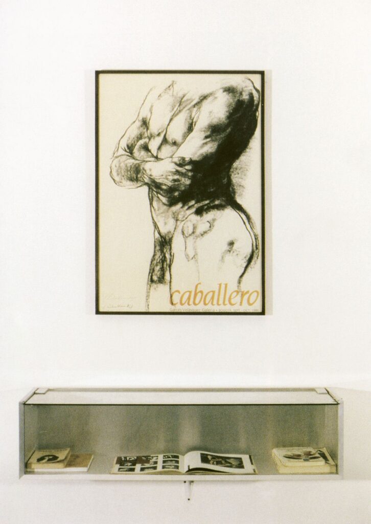 Exposición «¡Un caballero no se sienta así!». Galería Santa Fe, Bogotá, 2003. Detalle de un afiche de una exposición de Luis Caballero en la Galería Garcés Velásquez (1986) autografiado por el artista (col. Jorge Acevedo) y vitrina con publicaciones.