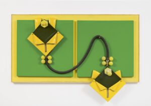 Realizada en 1974, Green and Yellow Lovers de Miguel Ángel Cárdenas presenta dos cuerpos rómbicos de colores vibrantes en una escena que oscila entre el erotismo y la parodia. Con su estilo provocador, Cárdenas subvierte las convenciones del amor romántico y del deseo heterosexual normativo, explorando temas como la identidad, el cuerpo y la libertad afectiva desde una estética camp y performática. En un contexto marcado por la represión y el conservadurismo social, Green and Yellow Lovers se erige como un manifiesto visual de ternura política y disidencia sexual a través de una conexión recíproca entre ambos sujetos.