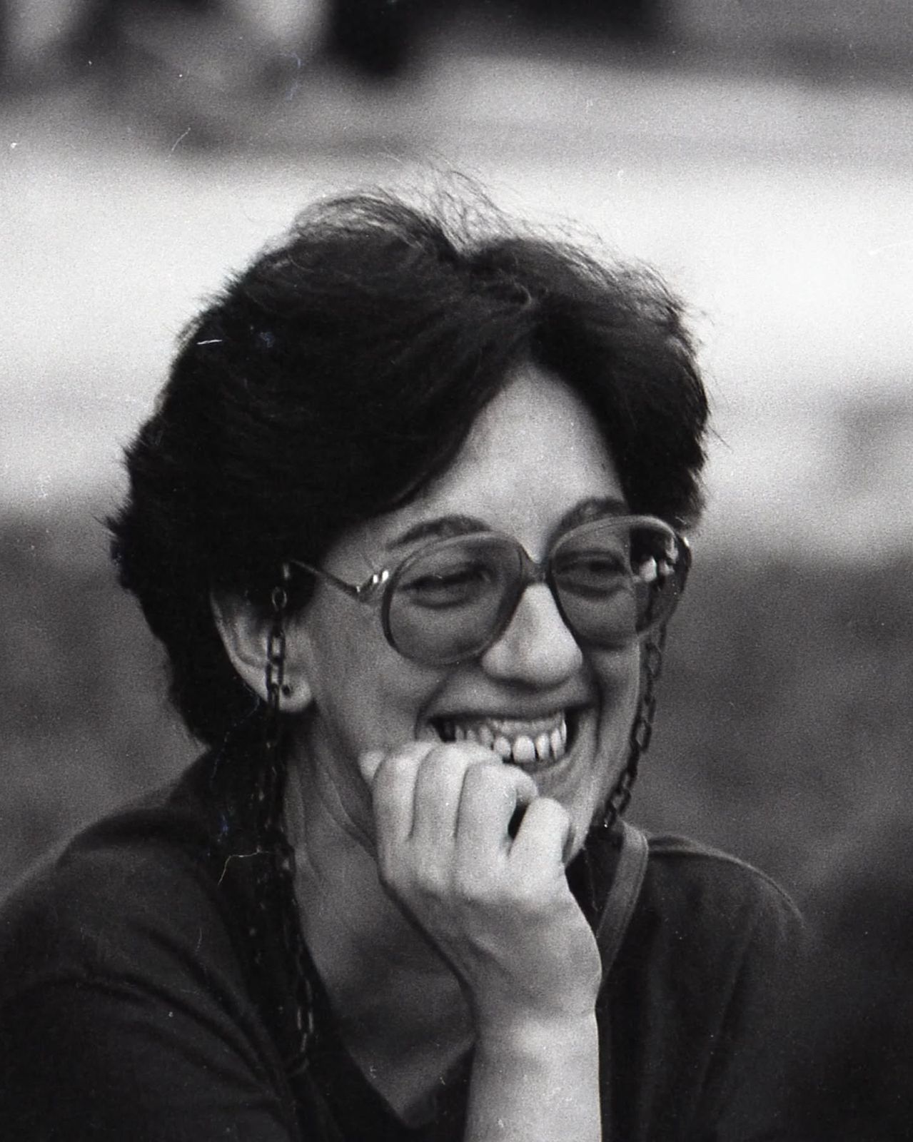Camila Loboguerrero (1941-2025) en el rodaje de La virgen y el fotógrafo, 1983. Foto de Nereo López. Fondo Nereo López de la Biblioteca Nacional de Colombia