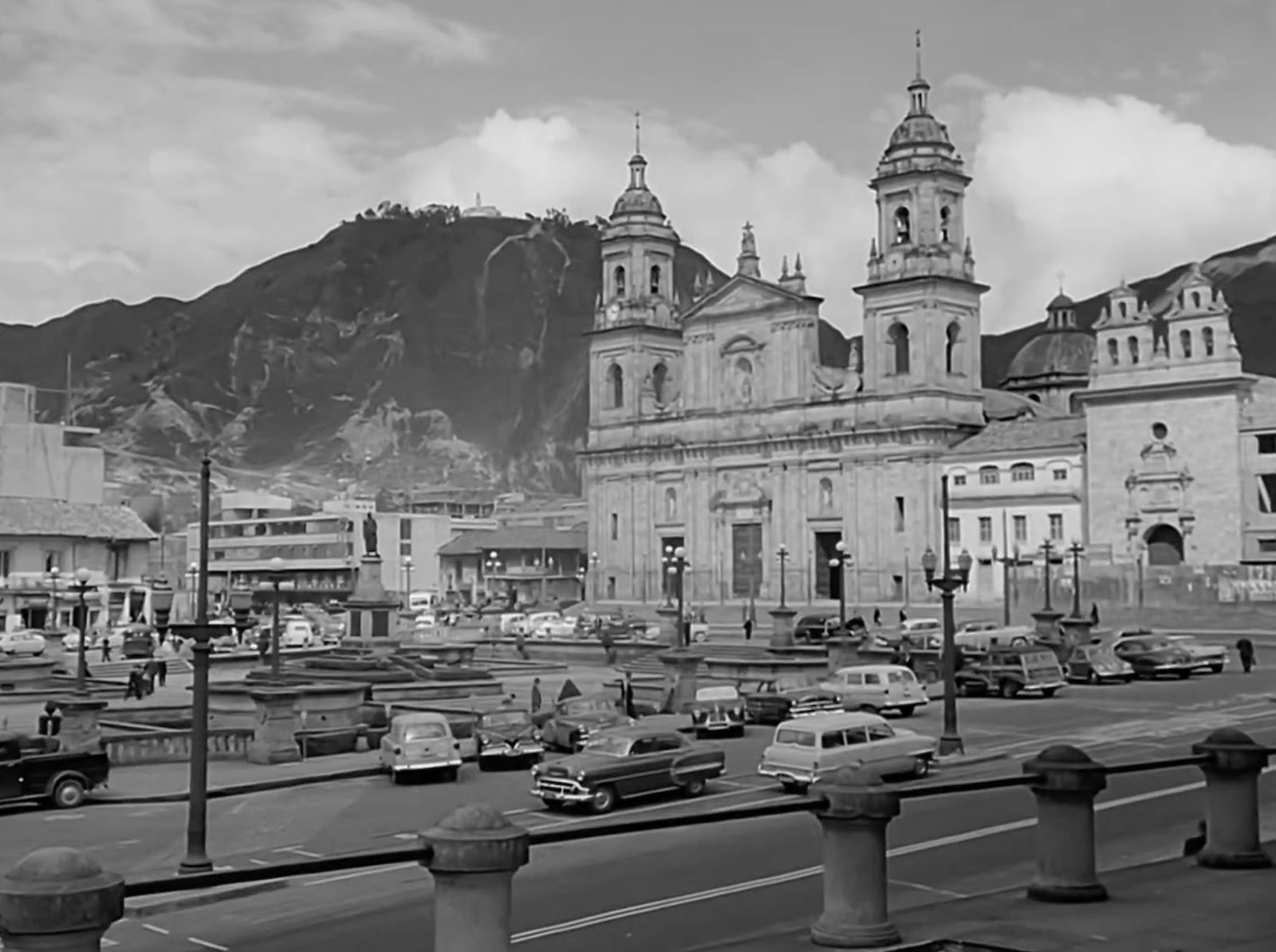 La Plaza de Bolívar en 1954. Fotograma de Ángulos de Bogotá (1954), del Archivo Señal Memoria.