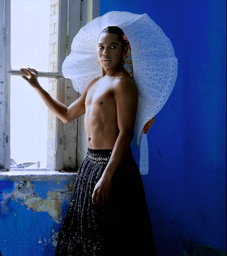 Performance del mexicano Lukas Avendaño, invitado al 47 Salón Nacional de Artistas.