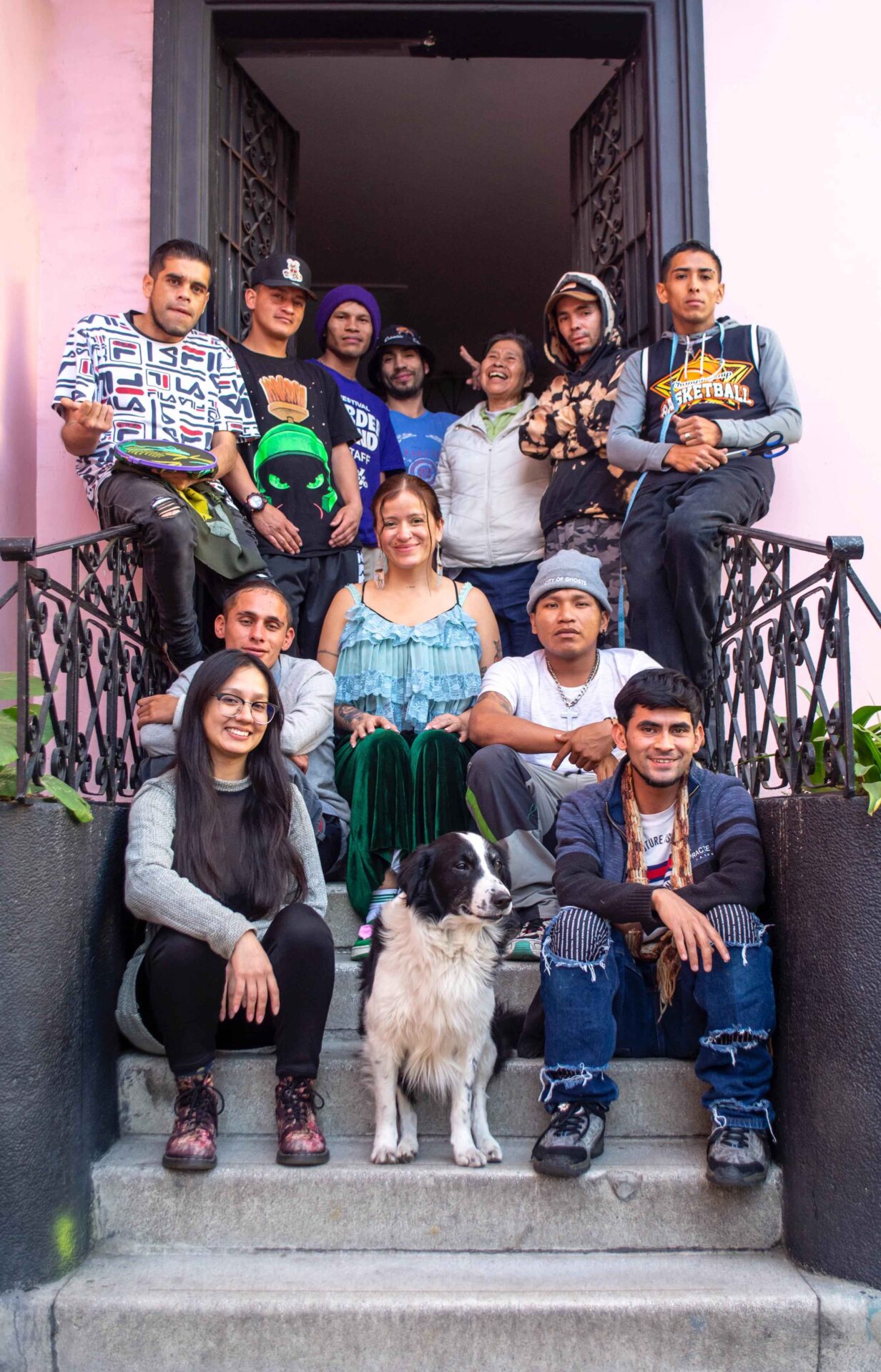 Integrantes de la Fundación Amor Real. Sentada, con blusa celeste, Diamantina Arcoíris, directora del proyecto. A su lado, con gorro gris, el dibujante amazónico Wees Peter Teteye, autor de la obra que se exhibirá en el Palacio de San Francisco. Foto de Magma