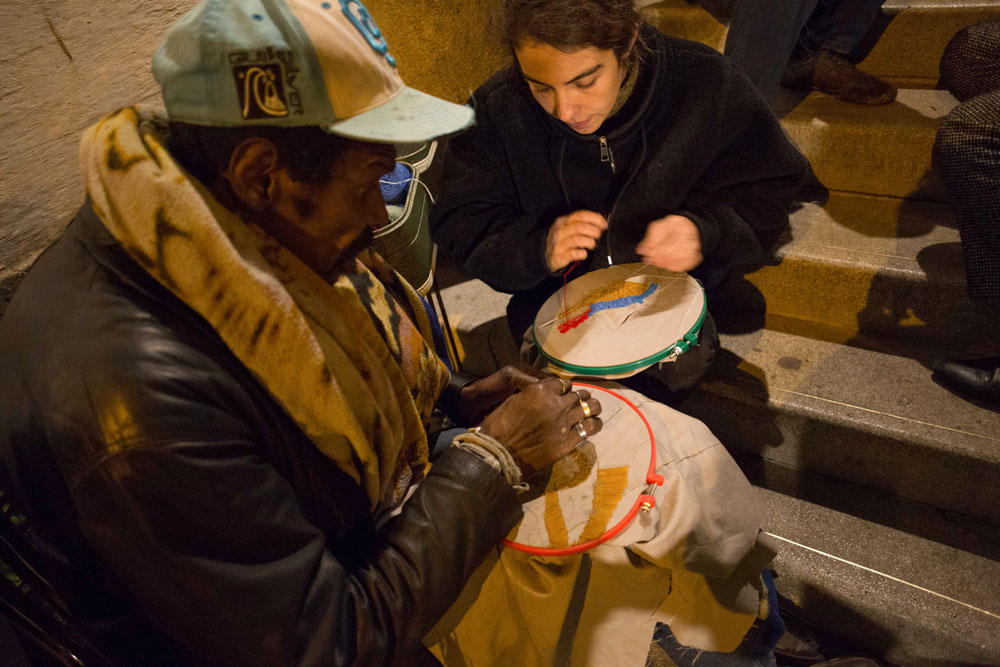 Las jornadas de bordado empezaban los lunes al anochecer y se extendían hasta la madrugada. Más que un espacio para aprender un oficio, fueron un punto de encuentro entre mundos sociales destinados, en apariencia, a no cruzarse nunca. Foto de Fundación Amor Real.