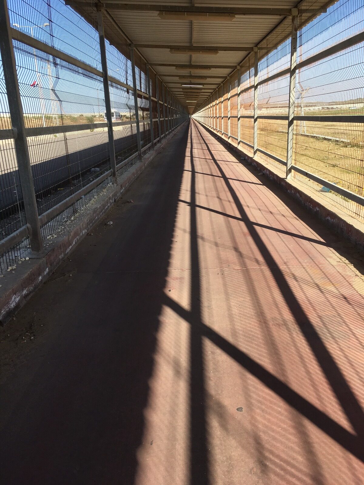 La entrada de la Franja de Gaza antes de que comenzara esta guerra. Es el pasadizo de Erez, entre el norte de Gaza e Israel, por el que debían transitar las personas que tenían autorización para entrar y/o salir. Esta imagen da una idea del bloqueo y el aislamiento a los que estaba sometida la Franja antes de que estallara esta última ofensiva. Foto de Beatriz Lecumberri.