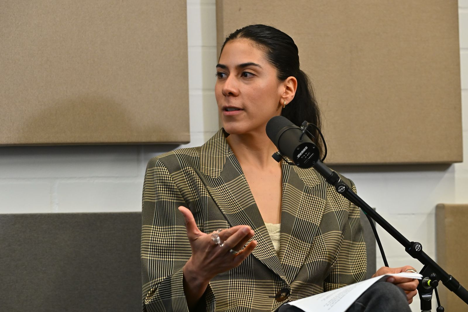 Isabella Bernal es periodista y documentalista. Su trabajo ha examinado la vulneración de los derechos humanos como consecuencia del conflicto armado y el narcotráfico en Colombia, y los efectos sociales y ecológicos de las relaciones de los hombres y las mujeres con la naturaleza. Foto de Leo Queen.