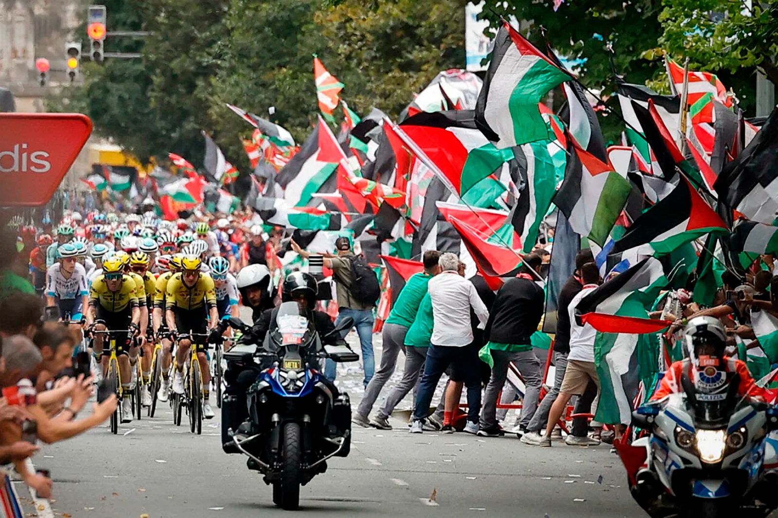 La iniciativa Gernika Palestina se tomó un tramo de la Gran Vía de Bilbao al paso de la Vuelta ciclista por la capital vizcaína en protesta por la participación del equipo Israel Premier Tech y en apoyo a Palestina. Foto de Miguel Toña.