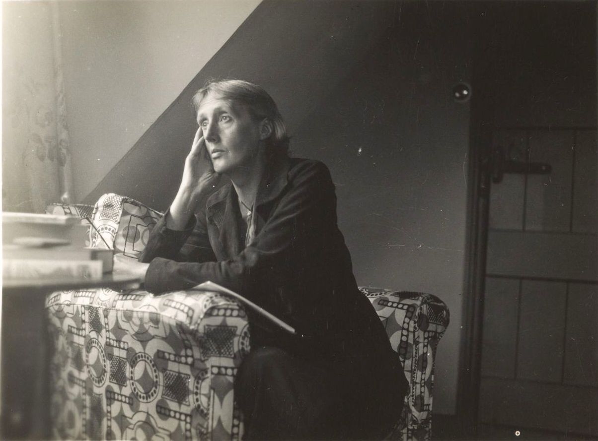 Virginia Woolf en su casa en Rodmell, East Sussex, Inglaterra, ca. 1942.