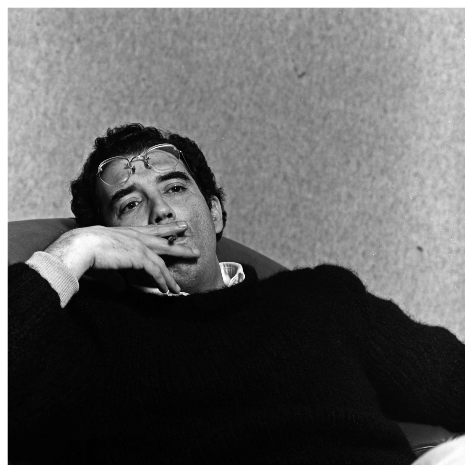 Darío Jaramillo Agudelo (1947), abogado, economista y escritor antioqueño, reconocido por ser uno de los renovadores de la poesía de amor en Colombia y uno de los principales exponentes de la generación desencantada de la literatura. Fotos en portada y cierre de Hernán Díaz, 1999. Colección del Banco de la República.