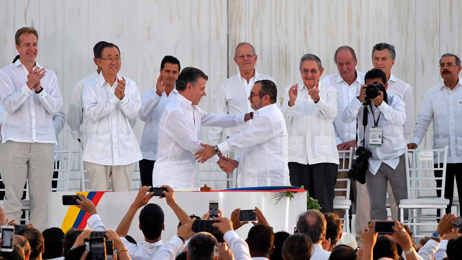 Juan Manuel Santos y «Timochenko» durante la firma del acuerdo de paz en Cartagena, 2016. Foto APF.