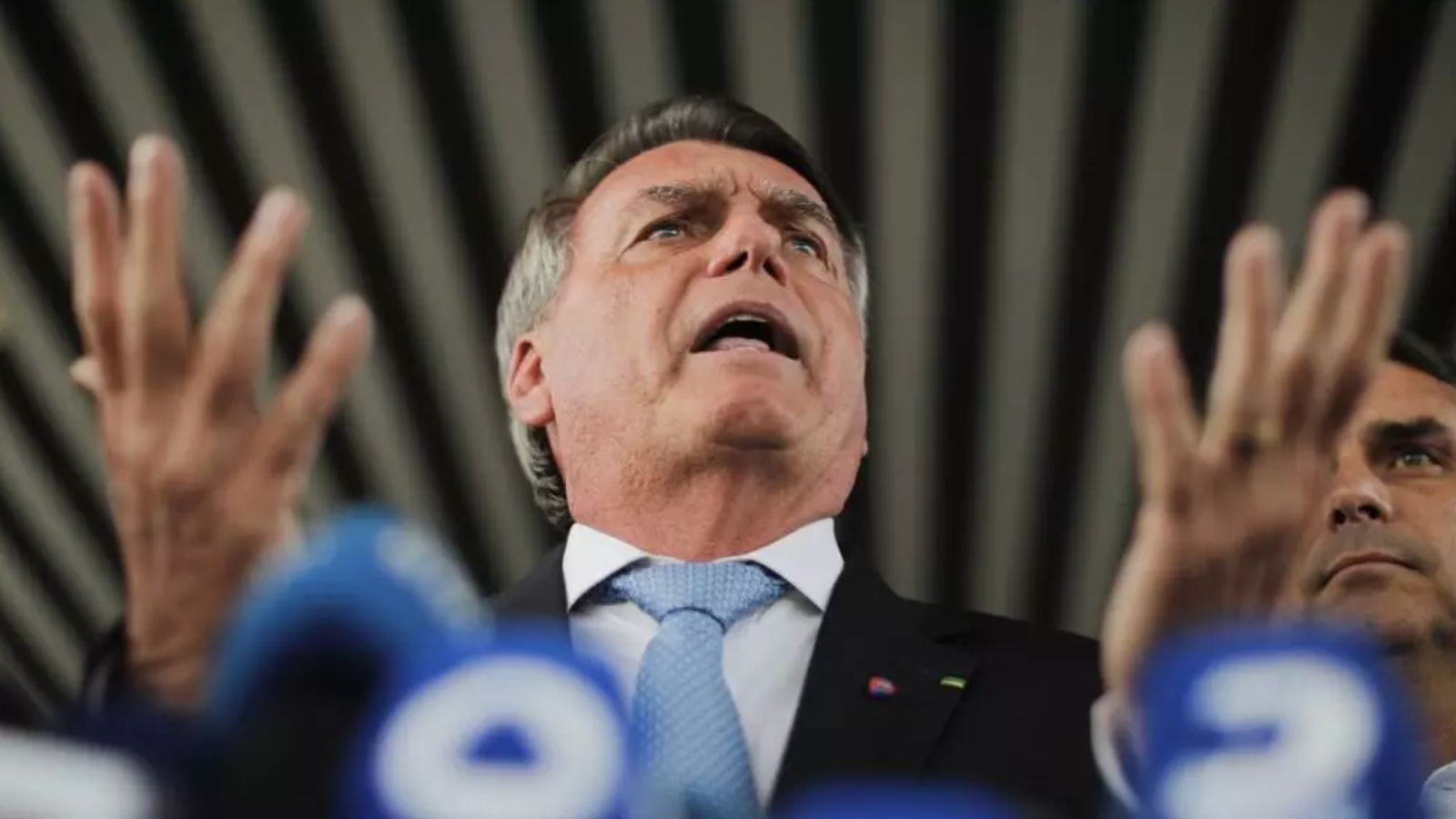 El expresidente brasileño Jair Bolsonaro habla a la prensa el 26 de marzo de 2025 en Brasilia. Foto de Sergio Lima (AFP).