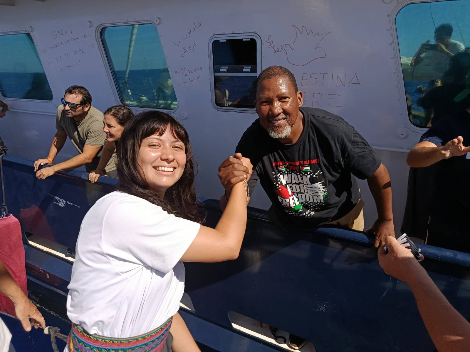 En un puerto de Túnez, durante una parada de emergencia de la flotilla, Luna Barreto conoció al nieto de Nelson Mandela, que viajaba en otro barco de la Global Sumud Flotilla. Foto cortesía de Luna Barreto.