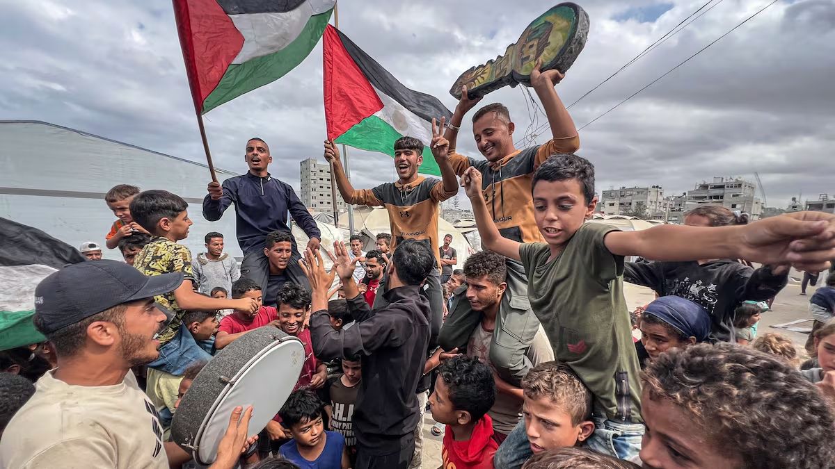 Palestinos del campo de refugiados de Nuseirat celebran este jueves el acuerdo alcanzado entre Israel y Hamás en Egipto. Foto: Belal Abu Amer (ZUMA Press Wire/Dpa/Europa Press).