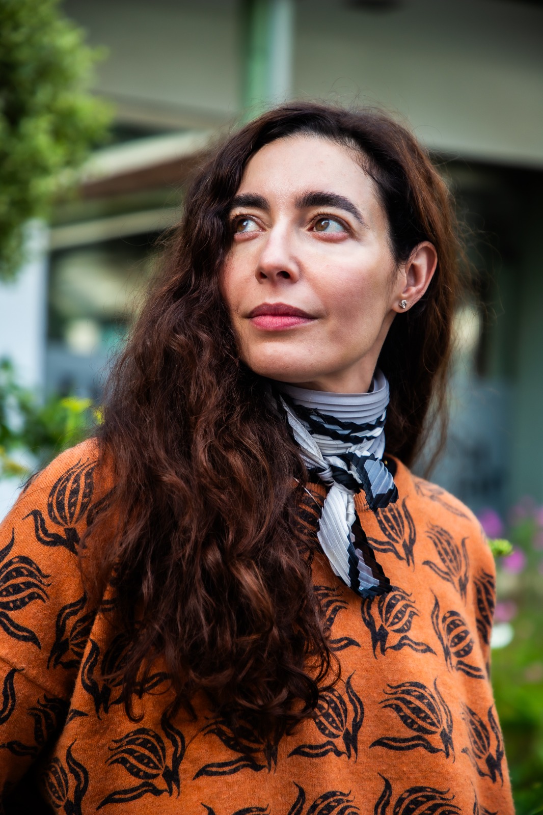 Con El monte de las furias (Penguin Random House, 2025), la uruguaya Fernanda Trías fue la ganadora del premio Sor Juana Inés de la Cruz, que reconoce la excelencia del trabajo literario de mujeres de Hispanoamérica. El jurado destacó «el ritmo del lenguaje poético» de El monte de las furias, que «se enraíza en la tradición narrativa latinoamericana, reconfigurándola mediante un excepcional punto de vista femenino lleno de hallazgos y matices». Fernanda ya había conseguido el premio en 2021 por Mugre rosa; solo la mexicana Cristina Rivera Garza se lo había ganado dos veces. Foto de Carlos Escobar.